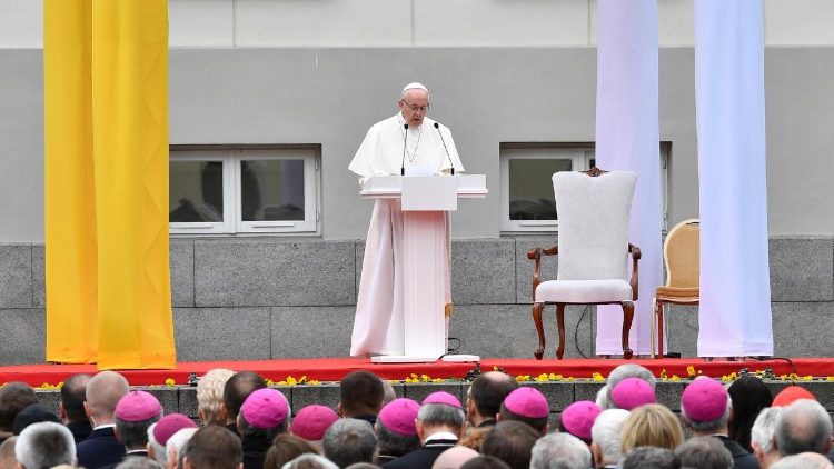 Pope Francis addressing  Lithuanian authorities, representatives of civil society and the diplomatic corps in Vilnius, Lithuania, September 22, 2018.