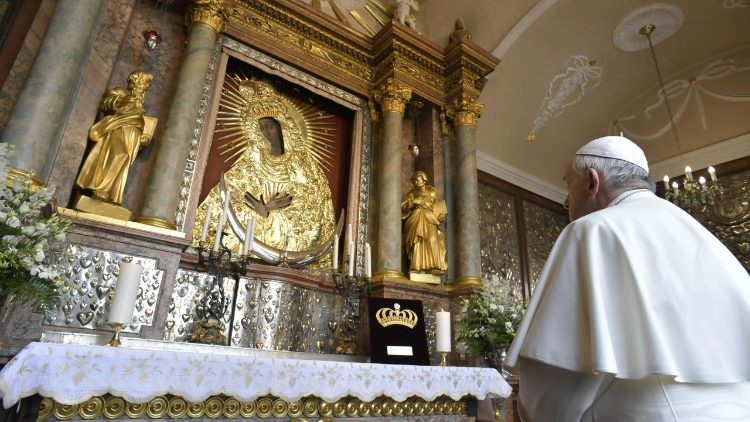 Папа падчас візіту у санктуарый Маці Божай Вастрабрамскай