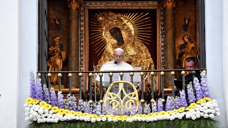 Папа Франциск в святилище Остробрамской Божьей Матери Милосердия