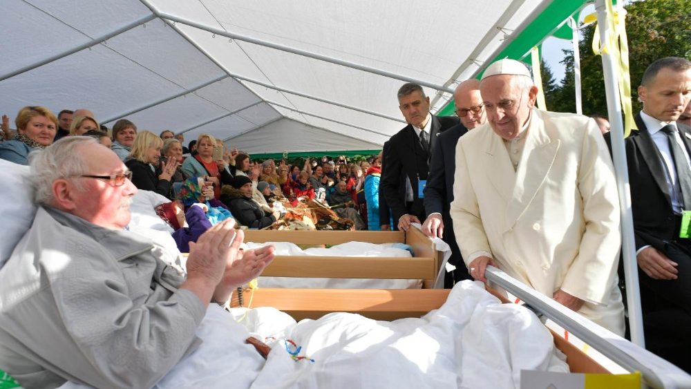 Il Papa con un malato (Foto d'archivio)