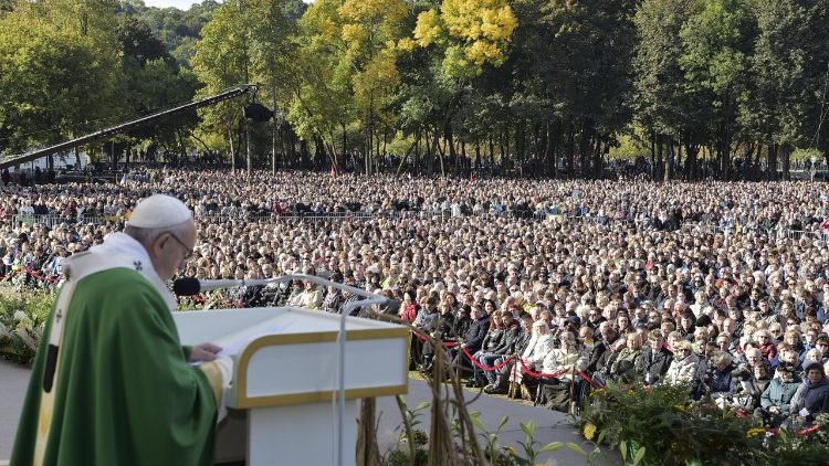 Papež Frančišek med apostolskim potovanjem v baltske države