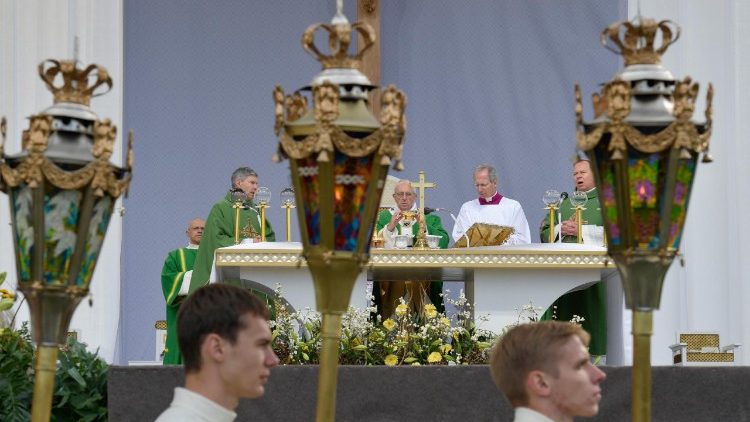 Papa na Missa no Parque Sántakos, em Kaunas