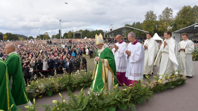 Pope Francis celebrates Mass in Kaunas, Lithuania