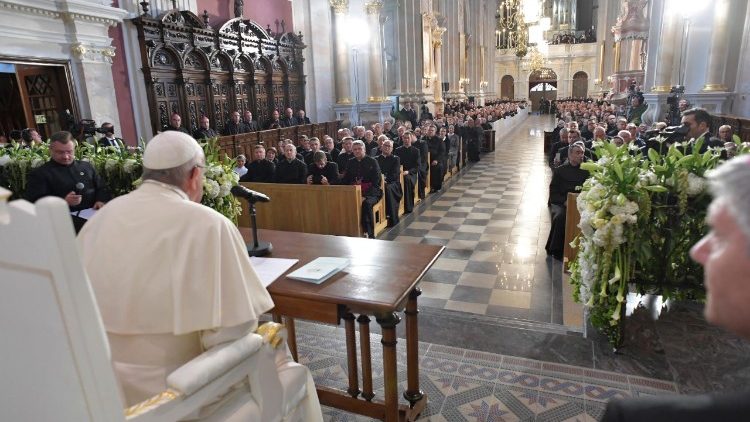 Papa Francisco com a vida consagrada na Catedral em Kaunas