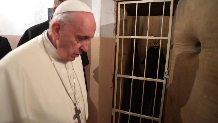 Le Pape devant la porte d'une cellule, dans le cadre de sa visite au musée des occupations et des luttes pour la liberté.