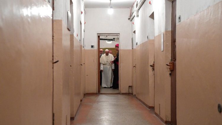 Popiežius Pranciškus 2018 m. pagerbia Lietuvos kankinių atminimą buvusiame KGB kalėjime Vilniuje