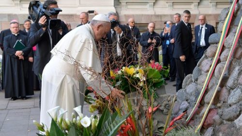 Il Papa a Vilnius prega nei luoghi della memoria