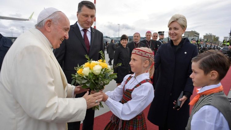 Påven välkomnas på Rigas flygplats