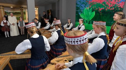 教皇、ラトビア到着、子どもたちが伝統楽器で歓迎
