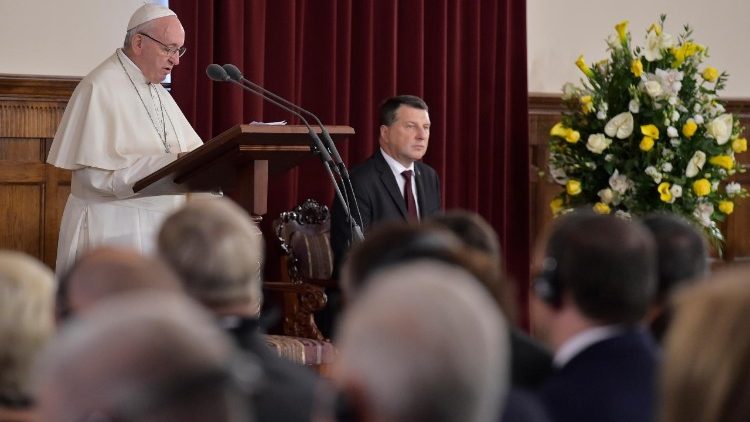 البابا فرنسيس يتحدث إلى السلطات والمجتمع المدني في بداية زيارته الرسولية إلى لاتفيا