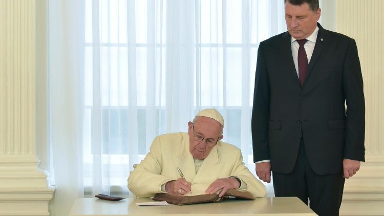Firma di Papa Francesco sul libro d'onore del Palazzo presidenziale