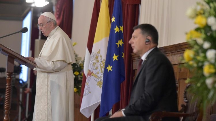 Le Pape s'exprimant aux côtés du président letton Raimonds Vejonis, le 24 septembre 2018 au Palais présidentiel de Riga.