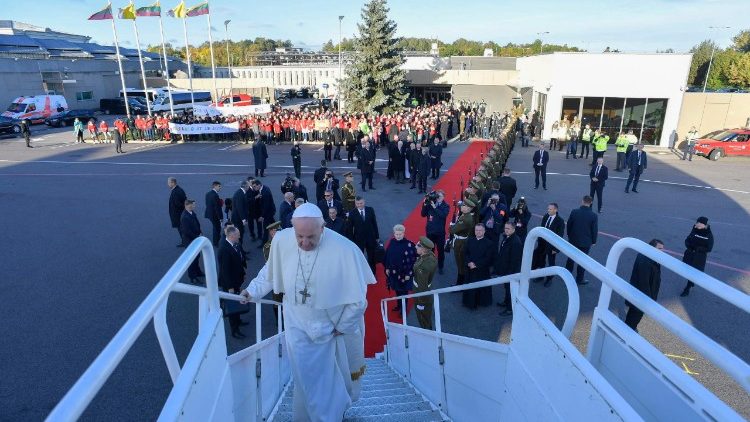 Pope Francis departs for Estonia