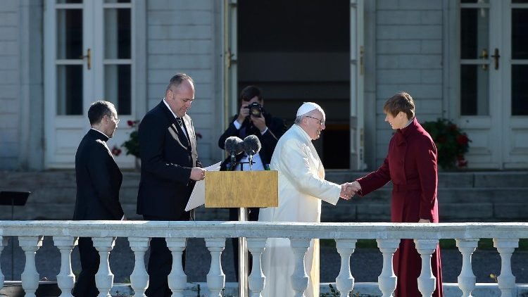 Pope Francis greets the President of Estonia 