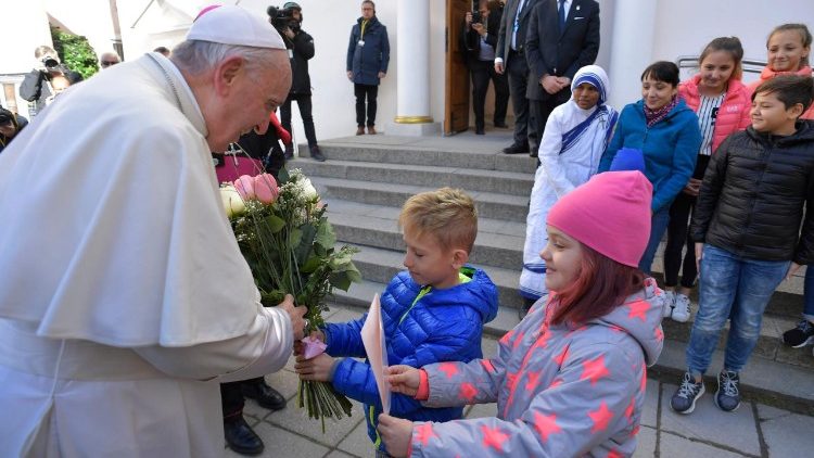 愛沙尼亞孩童向教宗獻花