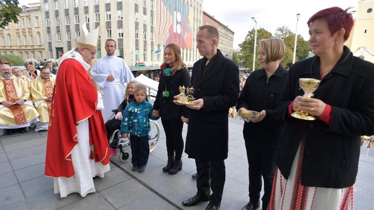 Pápež Fratnišek počas svätej omše v Talline na Námestí slobody