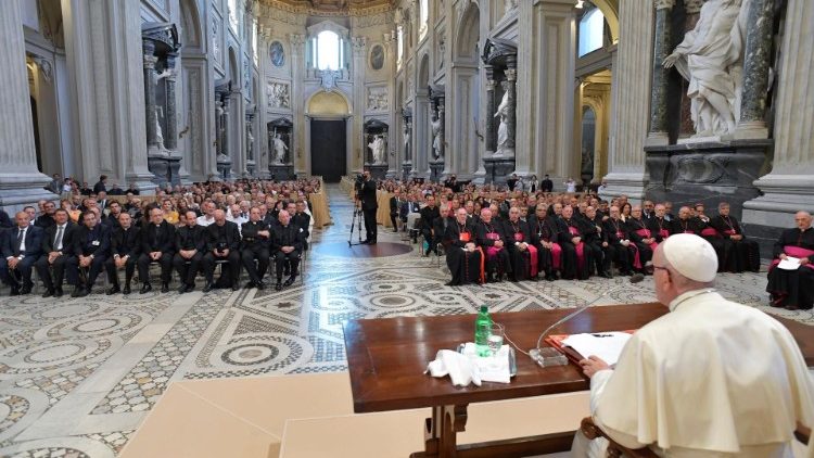 Påven talar till de samlade kursdeltagarna i Lateranbasilikan