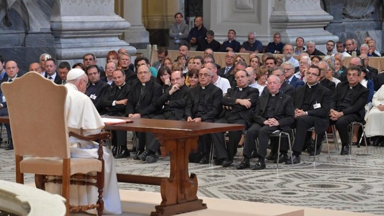El Papa encuentra en Basílica de San Juan de Letrán a participantes del curso de formación sobre matrimonio y familia