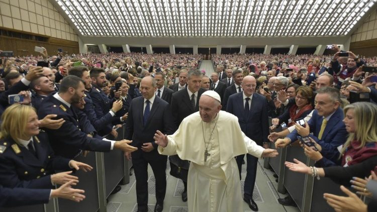 Der Papst bei der Audienz für italienische Polizisten - und Polizistinnen