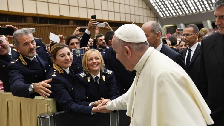 Pápež František pozdravuje policajtov v aule Pavla VI.
