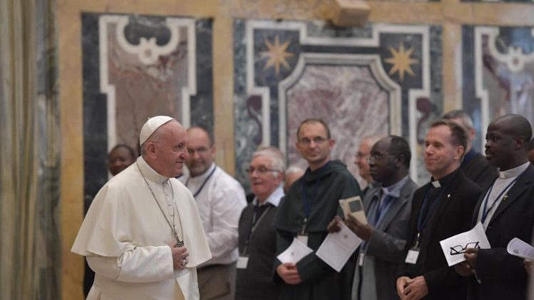 Папа Франциск сред свещениците от диоцеза на Кретей, Франция