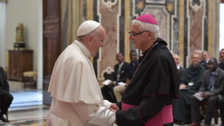 Le Pape François et Mgr Santier, le 1er octobre 2018, lors d'une audience avec les prêtres du diocèse de Créteil