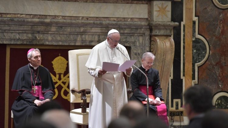 البابا مخاطبا كهنة أبرشية كريتيل الفرنسية