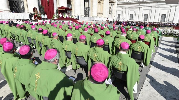 Biskopar från hela världen vid en mässa på Petersplatsen under biskopssynoden i oktober
