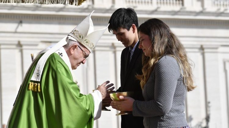 Папа падчас св. Імшы на распачацце Сінода Біскупаў