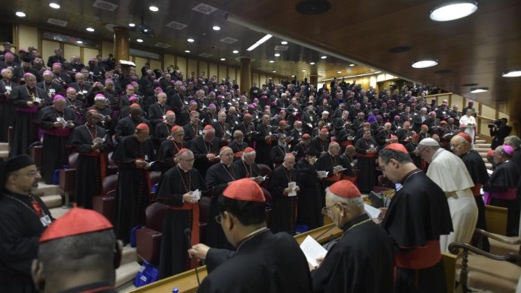 Papa Francisco com os bispos na Sala do Sínodo