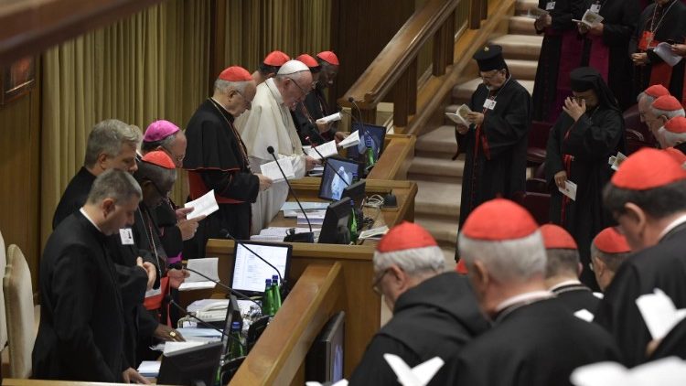 La prière des participants au Synode, le jeudi 4 octobre 2018.