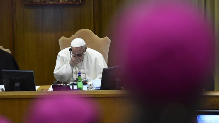 Der Papst hört zu bei der Synode