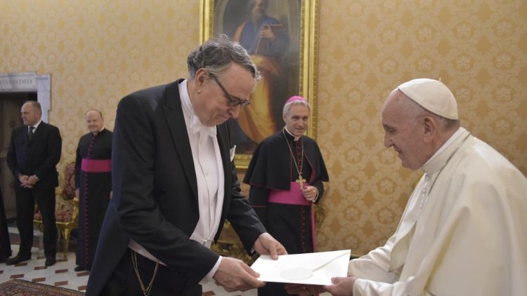 Antrittsbesuch beim Papst: Botschafter Koch überreicht Franziskus am 6. Oktober 2018 sein Beglaubigungsschreiben