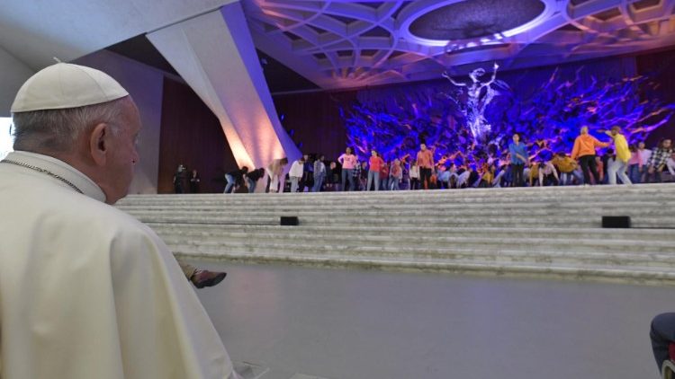Srečanje mladih in sinodalnih očetov 6. oktobra 2018 v dvorani Pavla VI.
