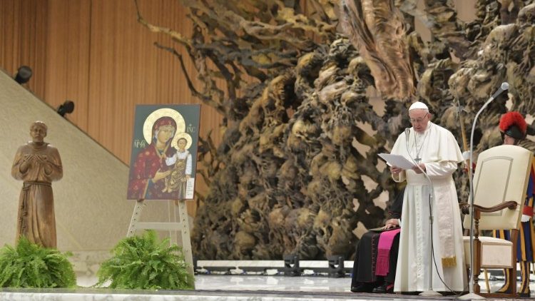 البابا فرنسيس خلال لقائه ألف وثلاثمائة مؤمن من كنيسة الروم الكاثوليك السلوفاكية في زيارة حج