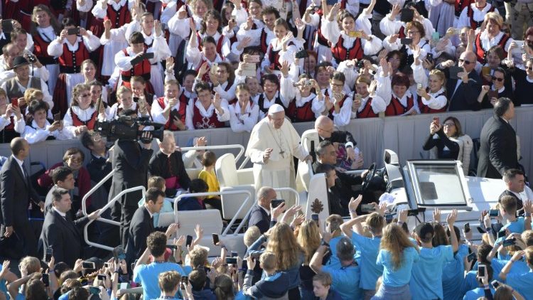 Felcsíki székely kórusok üdvözlik a pápát a Szent Péter-téren