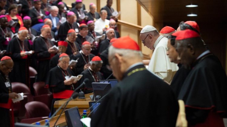 教宗與主教們在世界主教會議廳