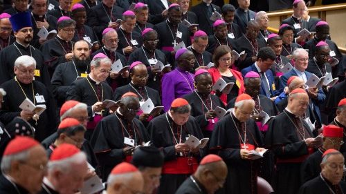 Papa: il Sinodo non vuole dare risposte preconfezionate