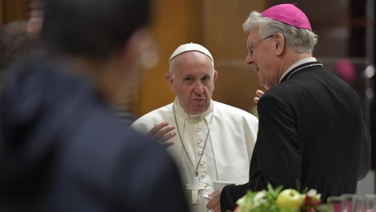 El Papa con obispos. 