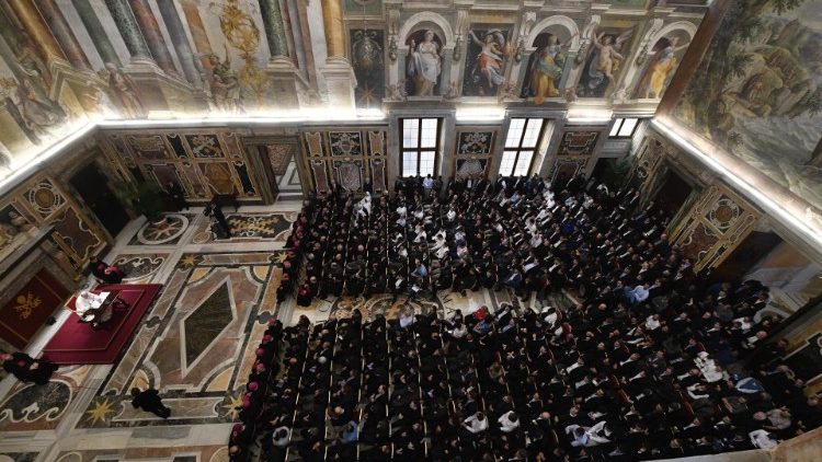  Papa takohet me seminaristët e Lombardisë