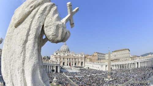 Påven Franciskus: Helgonen lär oss att leva helhjärtat i Kristus