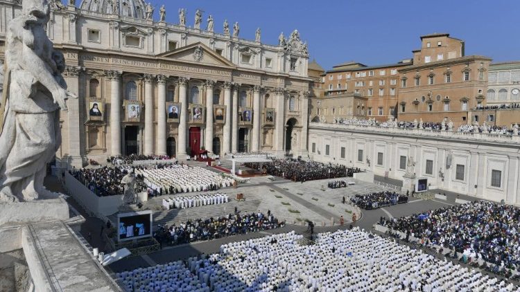 La canonisation de sept nouveaux saints, parmi lesquels Paul VI et Mgr Romero, le 14 octobre sur la Place Saint-Pierre.
