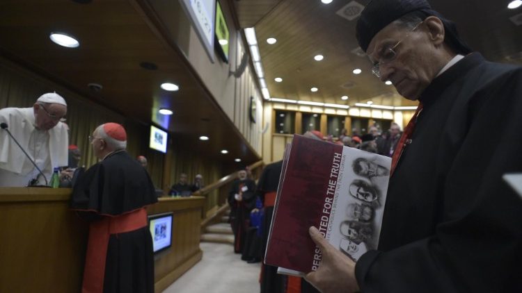 Le cardinal Raï, au premier rang de l'Assemblée synodale le 15 octobre 2018, consultant un livre sur les martyrs chrétiens.