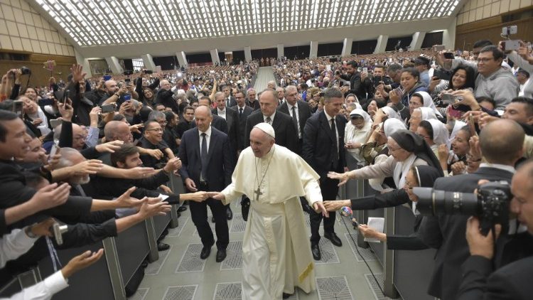  Papa shtrëngon duart me shtegtarët