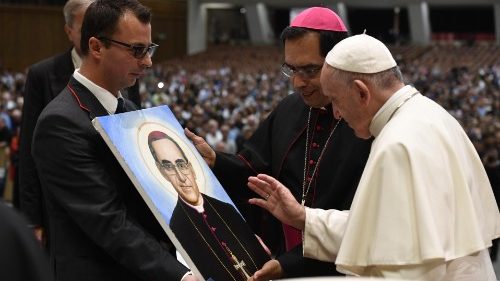 Papa: sant’Óscar Romero ricorda che ogni cattolico deve essere martire
