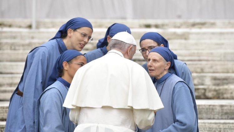 Påven möter ordenssystrar under audiensen 