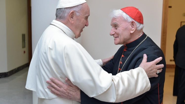 O Papa abraça o cardeal Ernest Simoni no final da Missa em Santa Marta