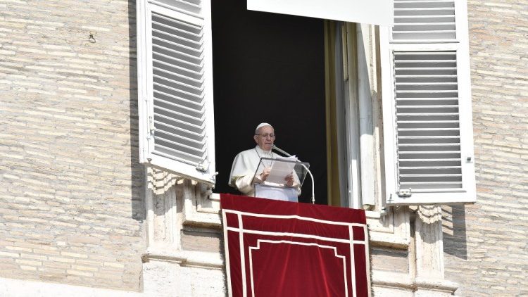 Papež Frančišek med opoldansko molitvijo Angel Gospodov na Trgu sv. Petra.