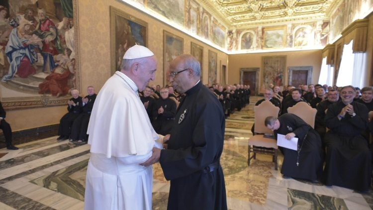 Папа вітається з о. Джоакімом Раґо, приймаючи 2018 року учасників Генеральної Капітули
