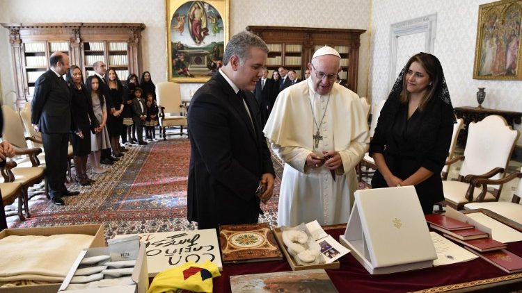 البابا فرنسيس مستقبلاً رئيس جمهورية كولومبي السيد ايفان دوكي ماركيز 22 تشرين الأول 2018 